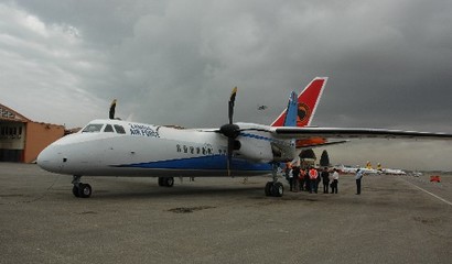 中国新舟60飞机在安哥拉举行表演飞行