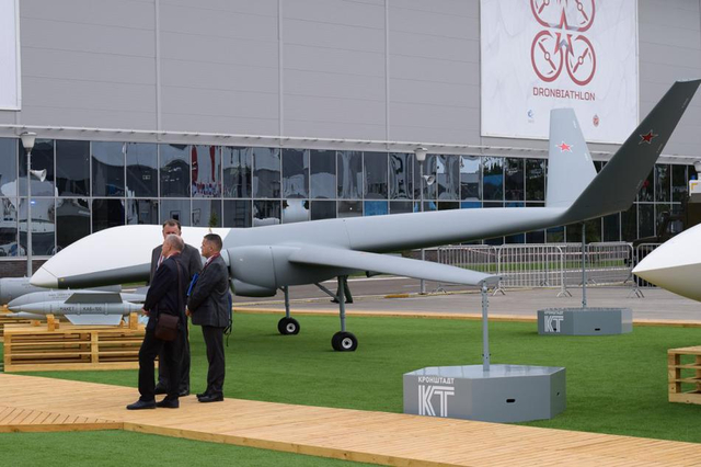 俄罗斯展出新的大型无人机及其弹药