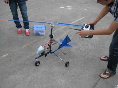 航空爱好者制作旋翼机为验证自己的想法,从模型开始着手